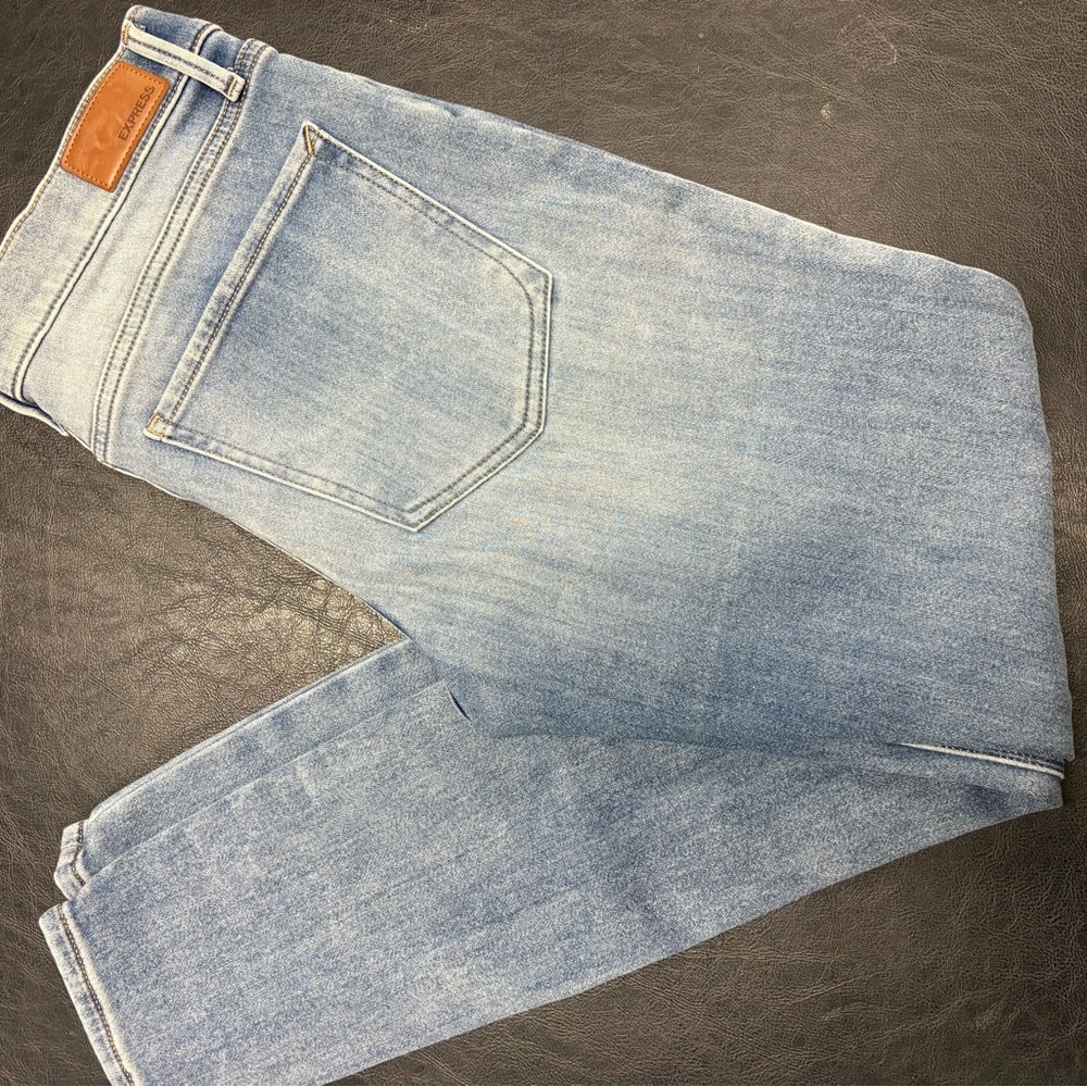 Women’s Express super stretch Jean Size 12 Skinny leg. faded blue